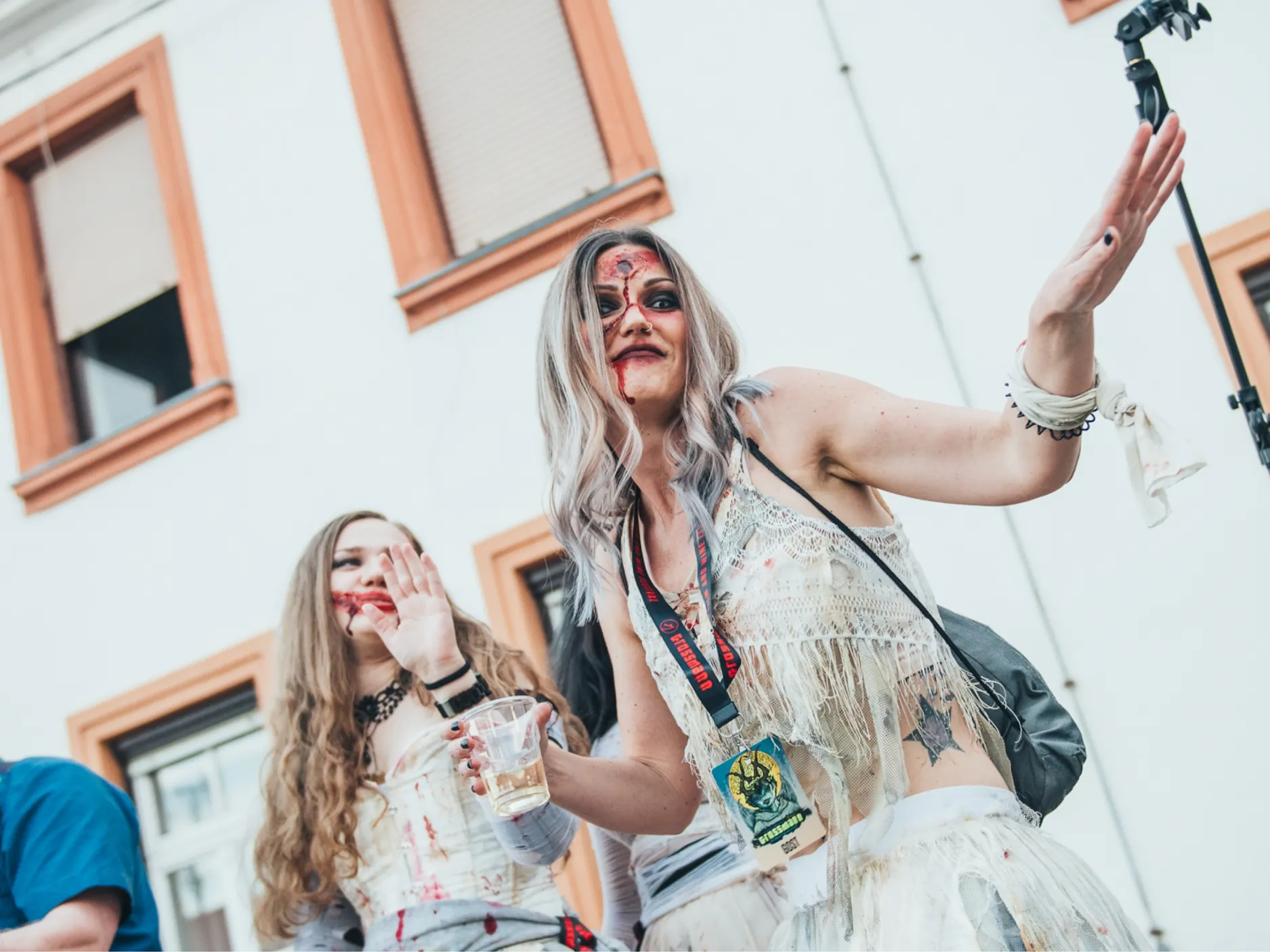 Dve ženski med plesom, naličeni z umetno krvjo